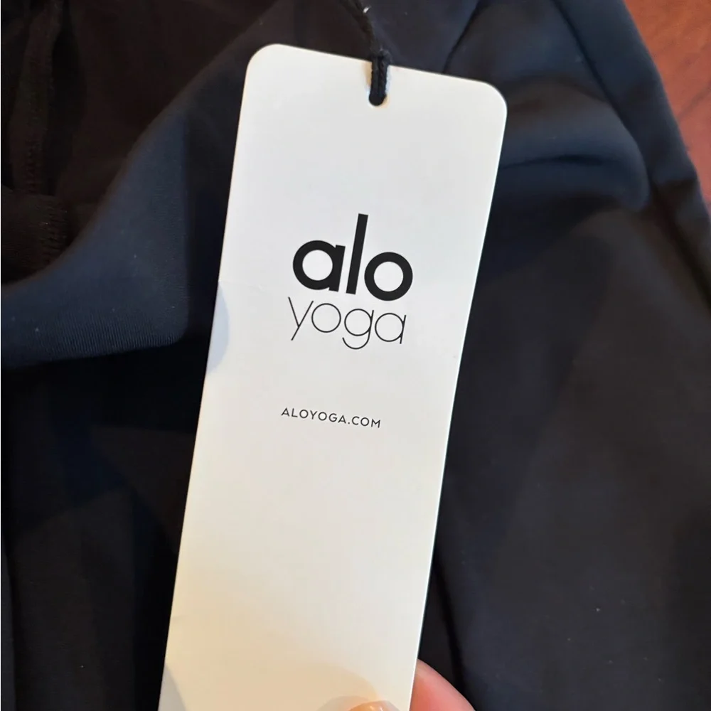 ALO Yoga Jet Black Performance bootleg Sculpt Leggings
🖤 NEW with TAGS! 🖤 - Picture 5 of 6